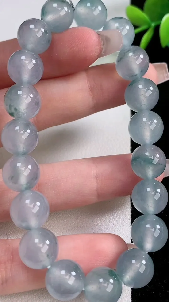 天然A货翡翠种飘花圆珠手串，尺寸10.4-19颗，重量:38.30g12月10日
工厂直销收藏佳品,