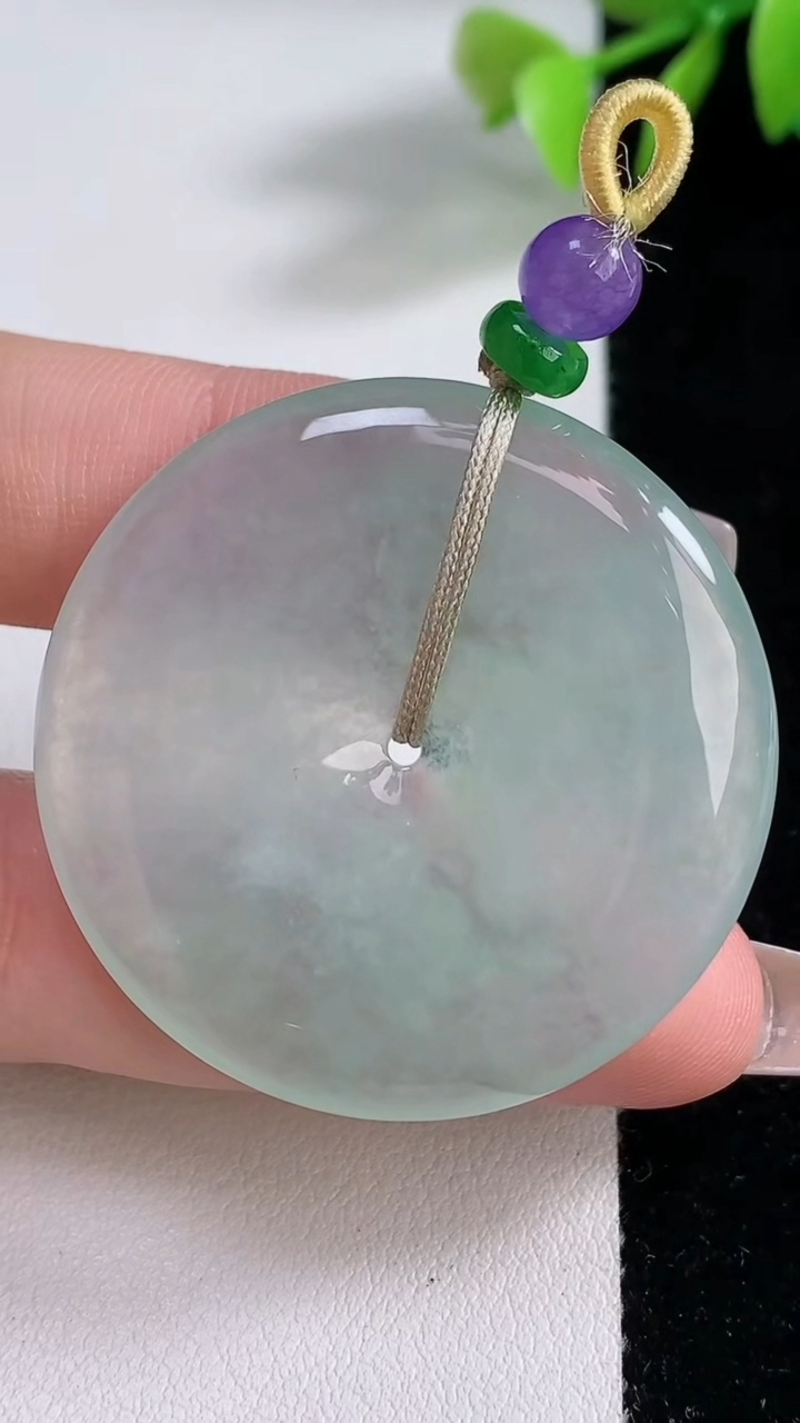 天然A货翡翠平安扣吊坠，尺寸38.7-5.5，重量:19.4g
12月10日