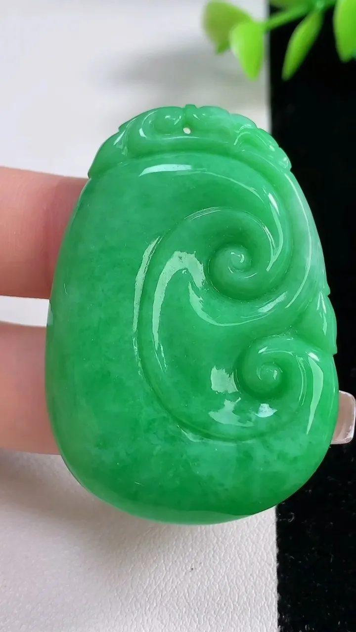 天然A货翡翠如意吊坠，尺寸48.3-33.8-5.6，重量:21.11g
12月10日