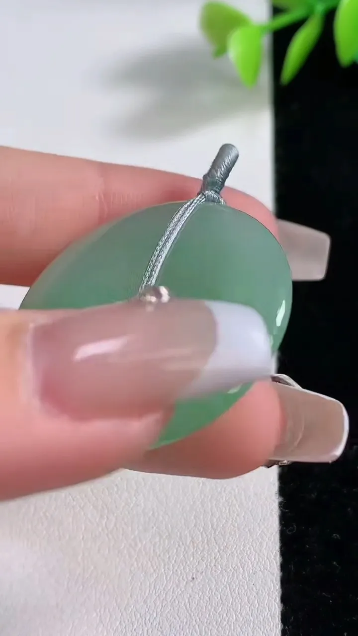 天然A货翡翠平安扣吊坠，尺寸32.8-5.7，重量:12.50g
12月10日