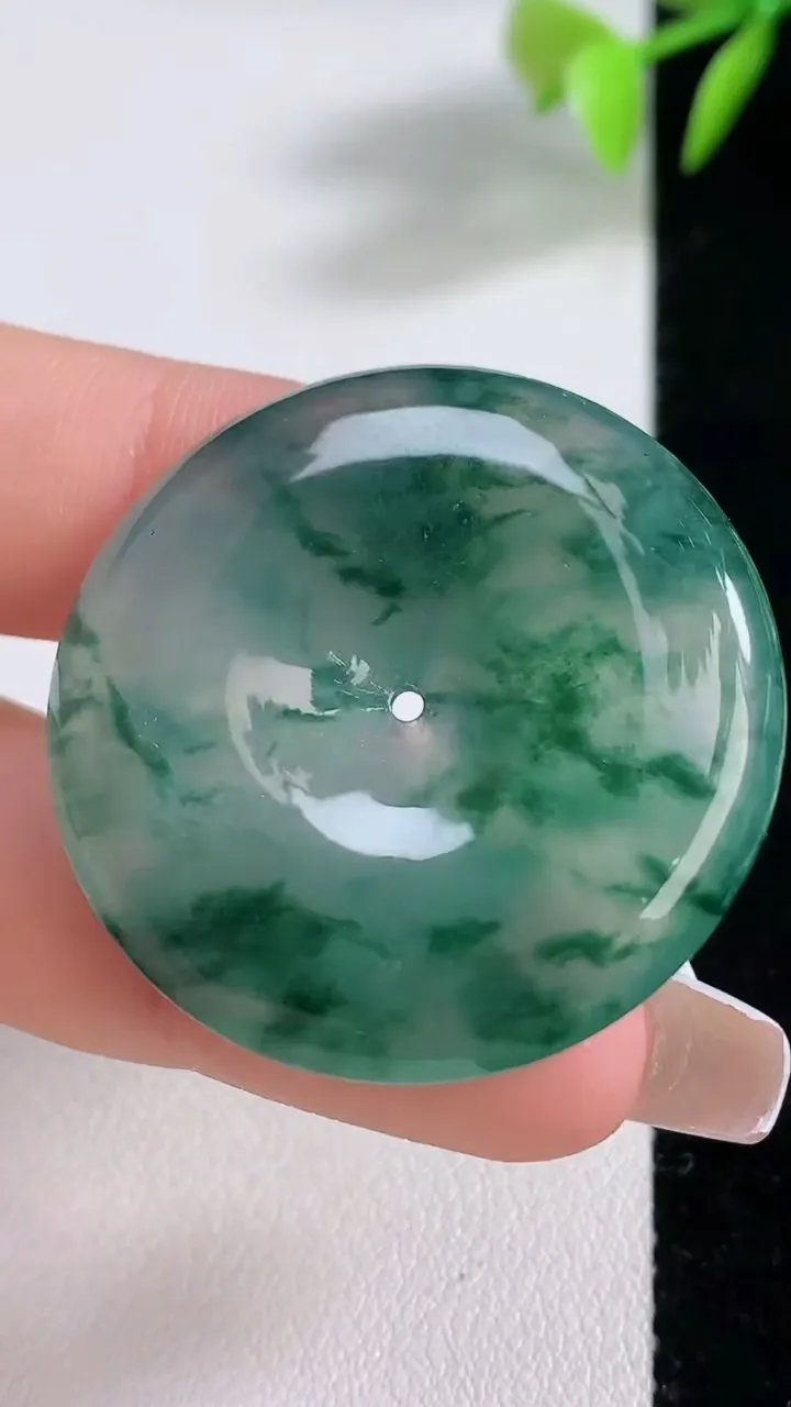 天然A货翡翠种飘花平安扣吊坠，尺寸34.2-6.3，重量:16.63g
12月10日