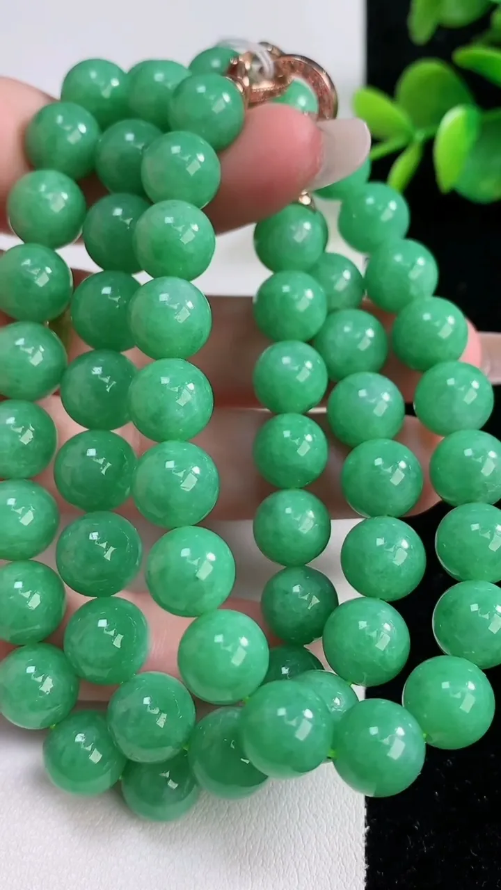 天然A货翡翠圆珠项链，尺寸9.7-61颗，重量:91.35g12月10日
工厂直销收藏佳品,种好水足，色泽均匀，有种有色，上手高大气！