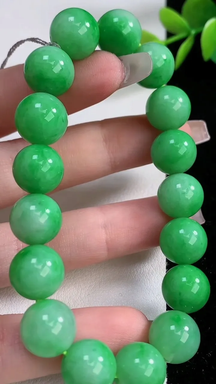 天然A货翡翠圆珠手串，尺寸11.2-17颗，重量:43.27g12月10日
工厂直销收藏佳品,种好水足，色泽均匀，有种有色，上手高大气！