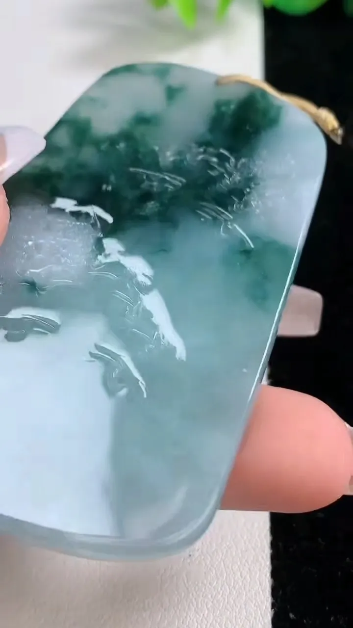 天然A货翡翠牌吊坠，尺寸69.2-41-5.8，重量:42.67g
12月10日