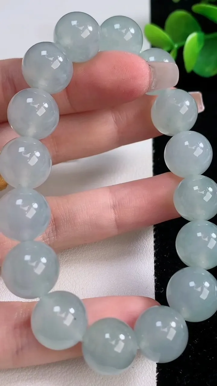 天然A货翡翠种白冰圆珠手串，尺寸12.8-16颗，重量:56.47g12月10日
工厂直销收藏佳品,种好水足，色泽均匀，有种有色，上手高大气！