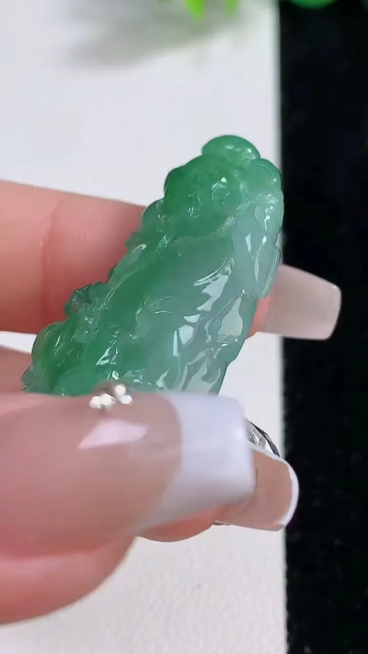 天然A货翡翠呱呱来财 和和美美吊坠，尺寸42.5-18.8-5.7，重量:8.89g
12月10日