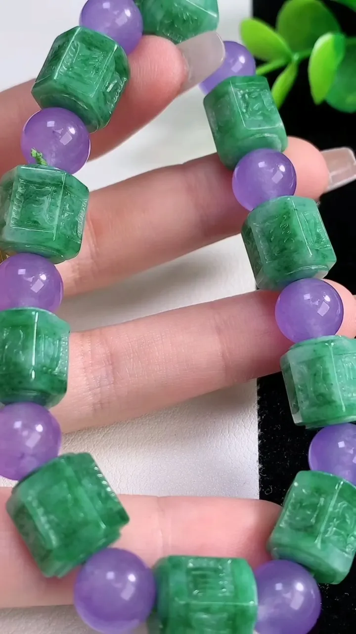 天然A货翡翠路路通手串，尺寸12.3-10.6-10颗，重量:50.00g12月10日
工厂直销收藏