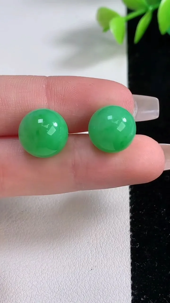 天然A货翡翠圆珠镶嵌件一对，尺寸11.4，重量:8.63g12月10日
工厂直销收藏佳品,种好水足，色泽均匀，有种有色，上手高大气！