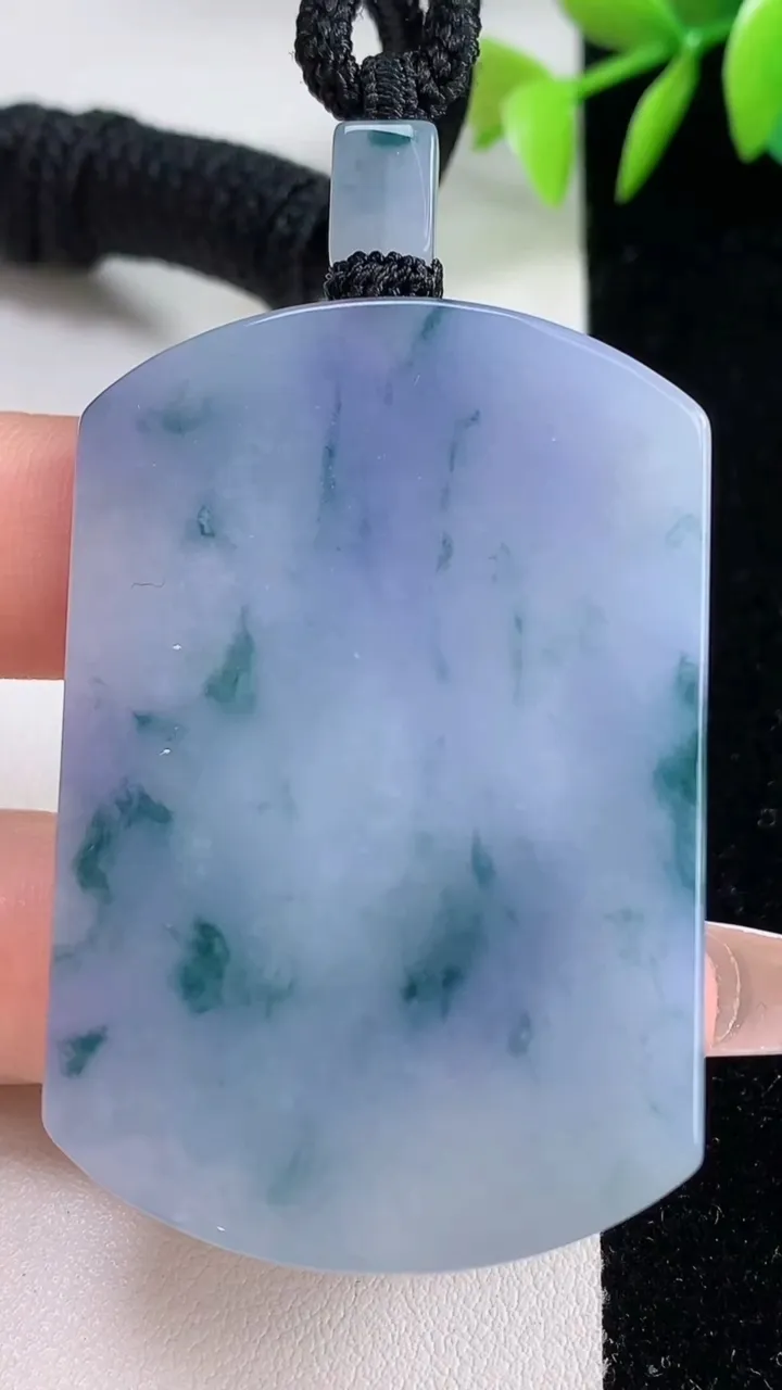 天然A货翡翠紫罗兰飘花无事牌吊坠，尺寸51.7-34.6-5.9，重量:36.51g
12月10日