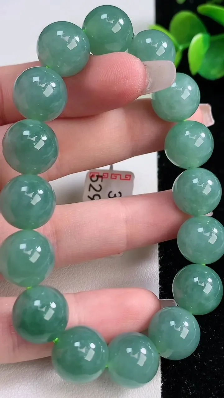 天然A货翡翠圆珠手串，尺寸12.3-16颗，重量:52.89g12月10日
工厂直销收藏佳品,种好水足，色泽均匀，有种有色，上手高大气！