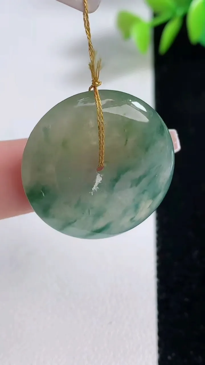 天然A货翡翠冰种飘花平安扣吊坠，尺寸26.8-5.2，重量:8.01g
12月10日