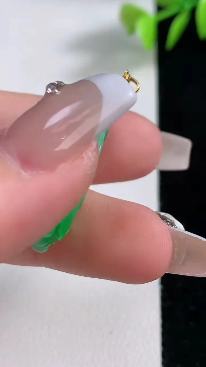 天然A货翡翠白菜吊坠，尺寸29.6-13.5-9.2，重量:4.83g
12月10日