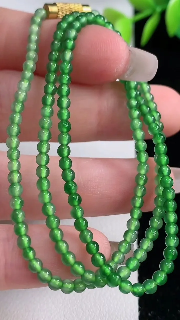 天然A货翡翠小米珠项链，尺寸2.7-165颗，重量:7.08g12月10日
工厂直销收藏佳品,种好水足，色泽均匀，有种有色，上手高大气！