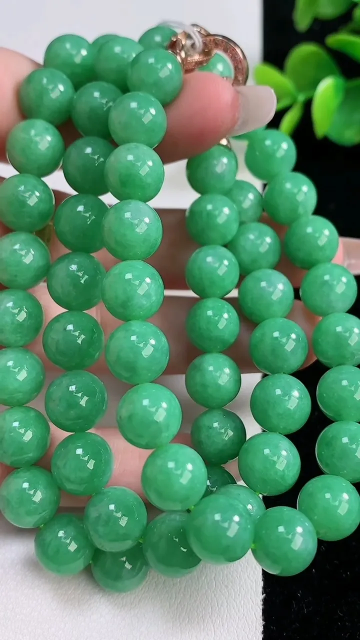 天然A货翡翠圆珠项链，尺寸9.7-61颗，重量:91.35g12月10日
工厂直销收藏佳品,种好水足，色泽均匀，有种有色，上手高大气！