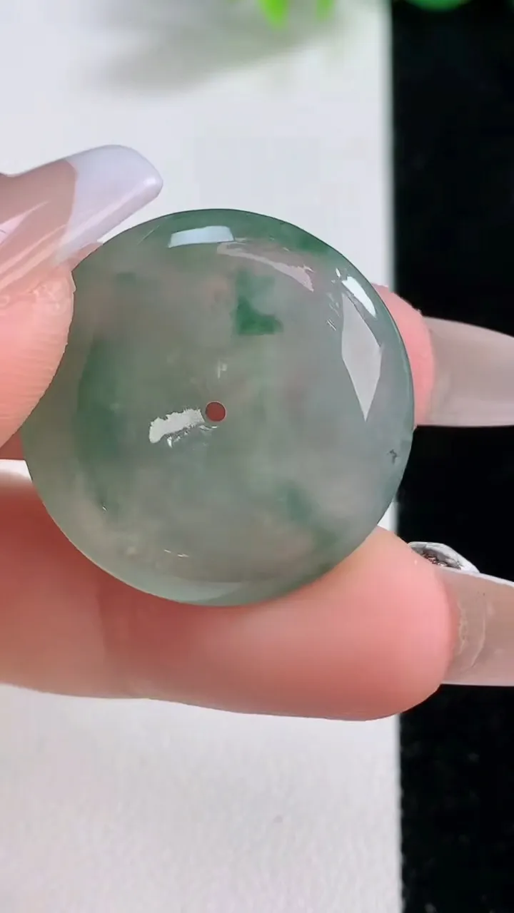 天然A货翡翠冰种飘花平安扣吊坠，尺寸25.6-5.7，重量:8.08g
12月10日