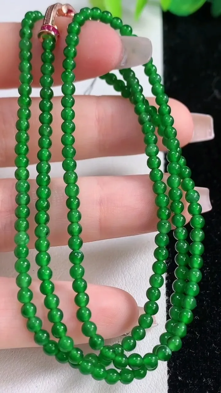 天然A货翡翠小米珠项链，尺寸2.9-188颗，重量:10.64g12月10日
工厂直销收藏佳品,种好水足，色泽均匀，有种有色，上手高大气！