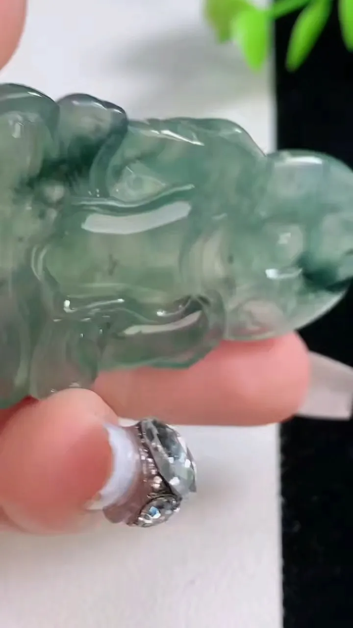 天然A货翡翠种飘花度母观音吊坠，尺寸50.3-32.8-6.4，重量:18.97g
12月10日