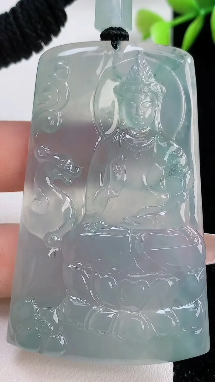 天然A货翡翠种飘花大势至菩萨吊坠，尺寸66.3-40.6-5.2，重量:38.32g
12月10日