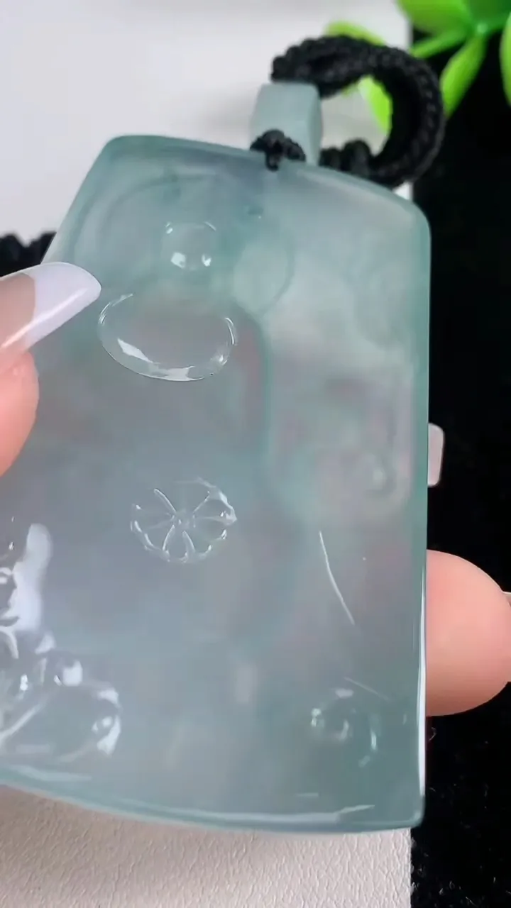 天然A货翡翠种飘花大势至菩萨吊坠，尺寸66.3-40.6-5.2，重量:38.32g
12月10日