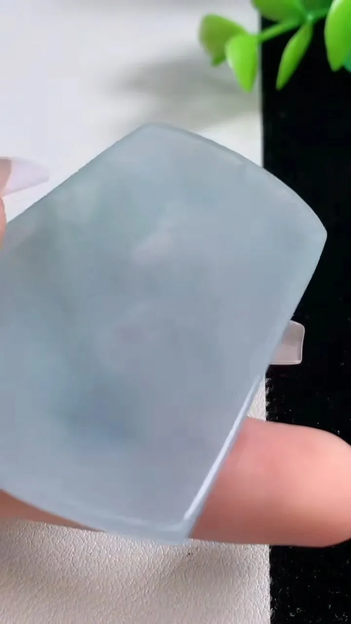 天然A货翡翠冰种飘花虚空藏菩萨吊坠，尺寸61-40.2-5.9，重量:30.91g
12月10日