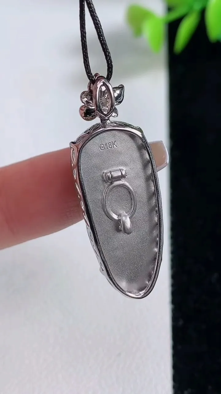 天然A货翡翠金枝玉叶  叶子吊坠，尺寸27.5-12-5，重量:4.03g
12月10日