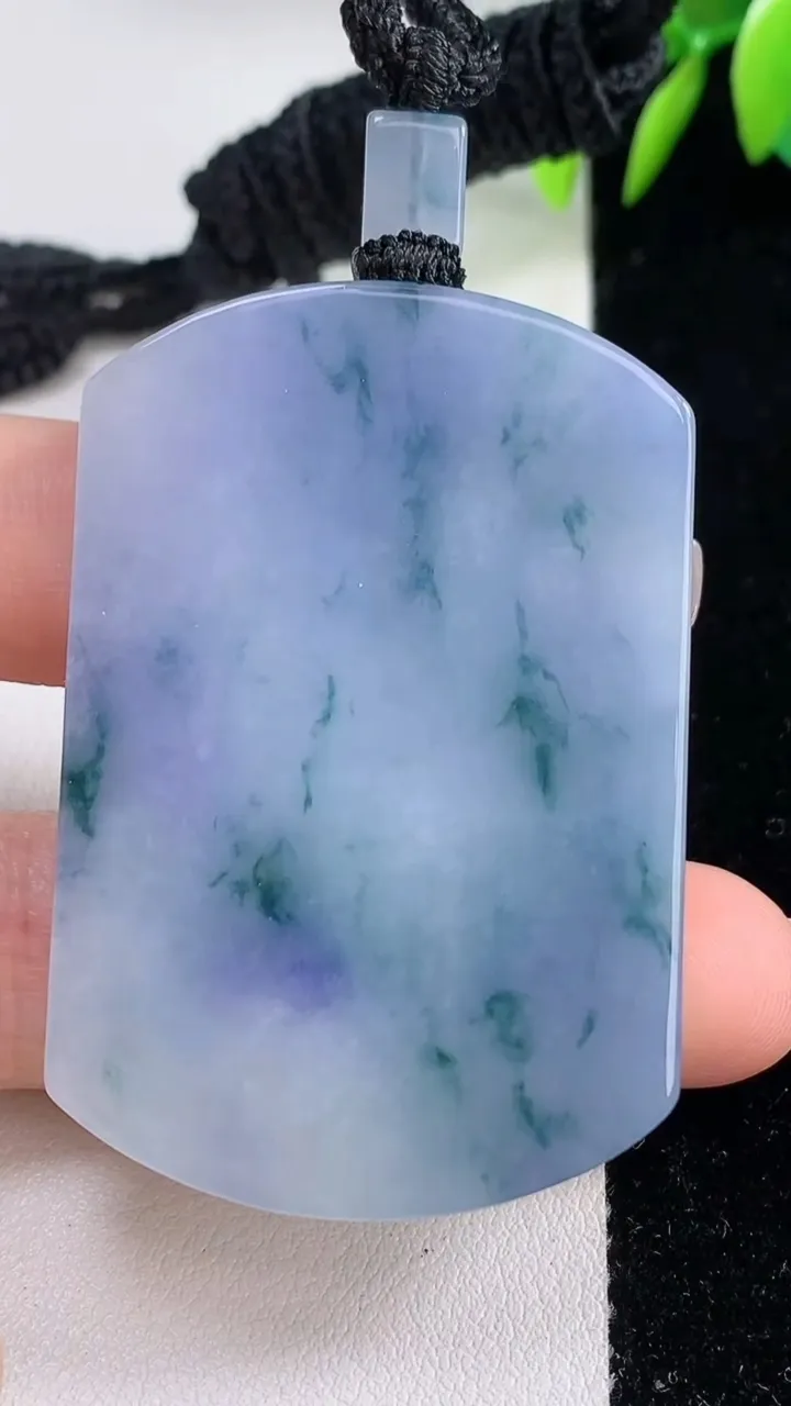 天然A货翡翠紫罗兰飘花无事牌吊坠，尺寸51.7-34.6-5.9，重量:36.51g
12月10日