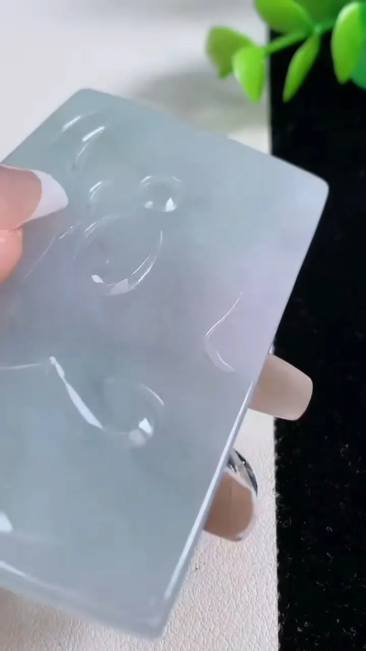 天然A货翡翠紫罗兰千手观音吊坠，尺寸70.7-44.6-5，重量:45.00g
12月10日