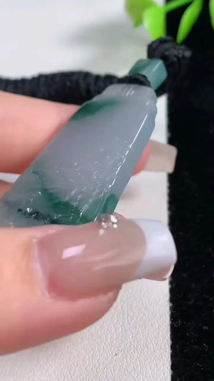 天然A货翡翠牌吊坠，尺寸45-23.2-5.4，重量:17.16g
12月10日