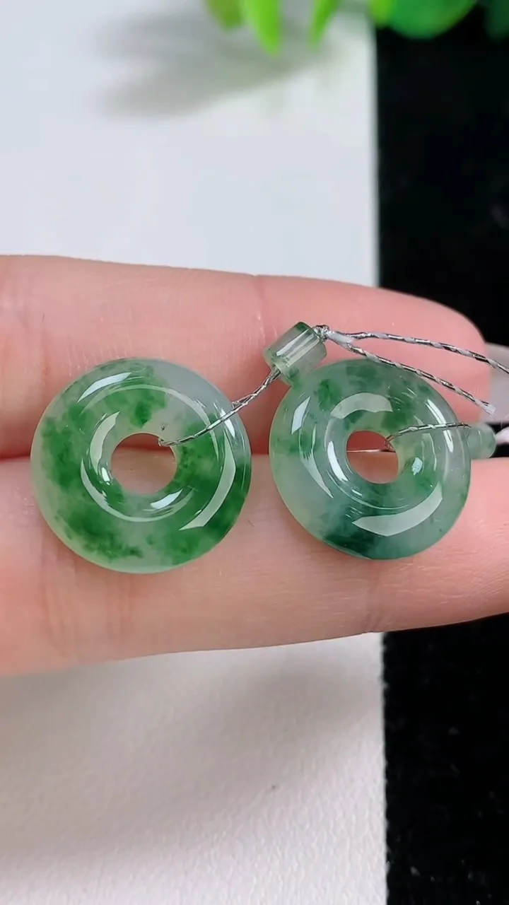 天然A货翡翠冰种飘花平安环吊坠一对，尺寸16.6-3.8，重量:4.90g
12月10日