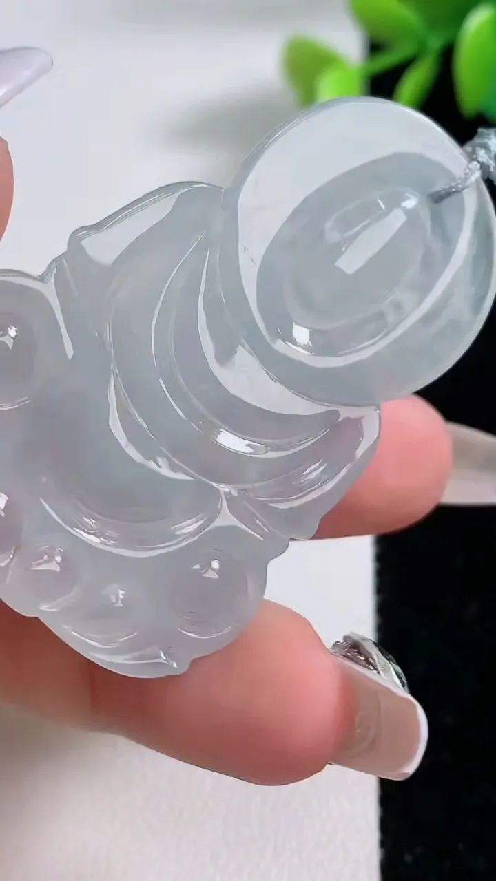 天然A货翡翠观音菩萨吊坠，尺寸47.7-33.6-5.3，重量:15.13g
12月10日