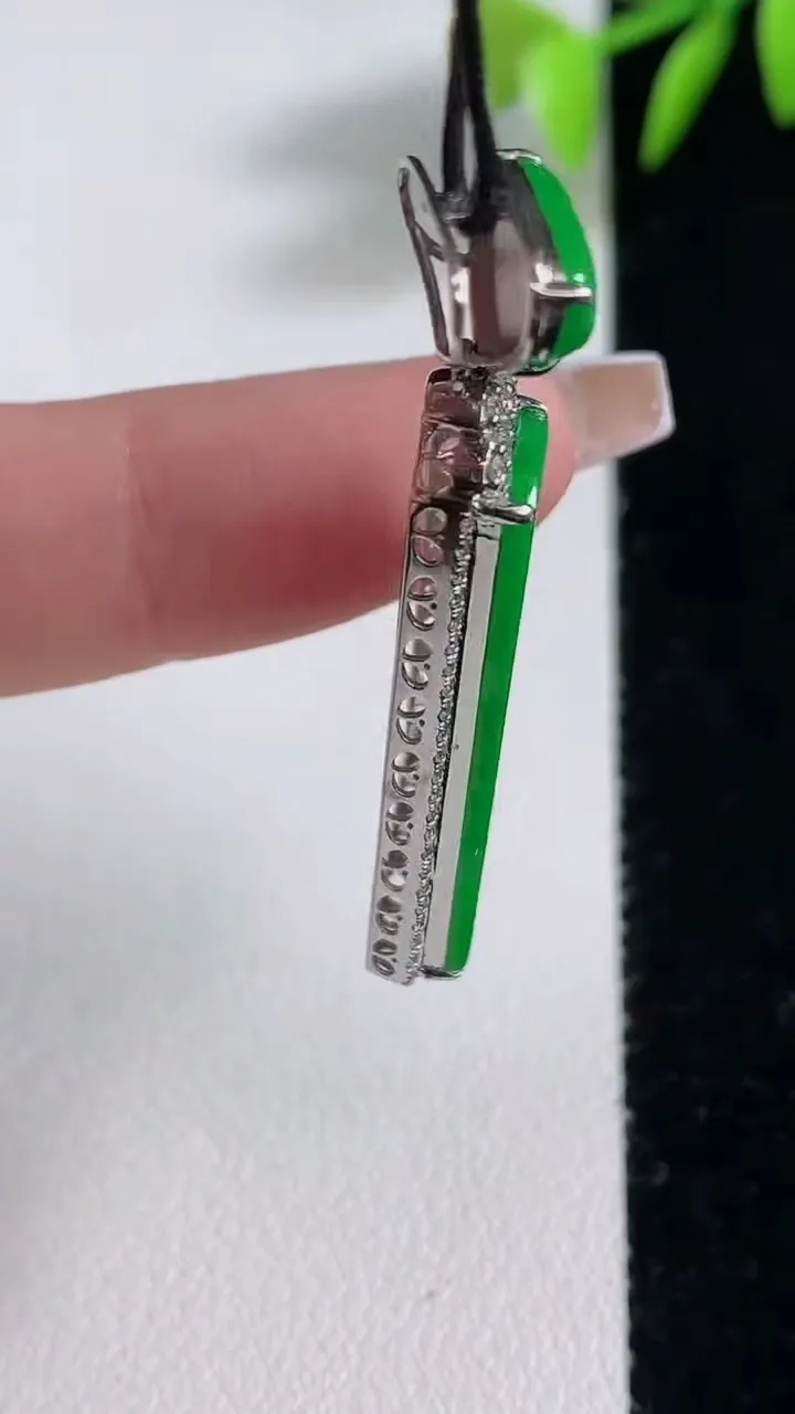 天然A货翡翠无事牌吊坠，尺寸42.3-14.2-4.9，裸石30.2-13重量:4.76g
12月10日