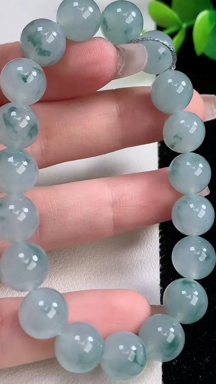 天然A货翡翠种飘花圆珠手串，尺寸9.8-19颗，重量:33.11g12月10日
工厂直销收藏佳品,种