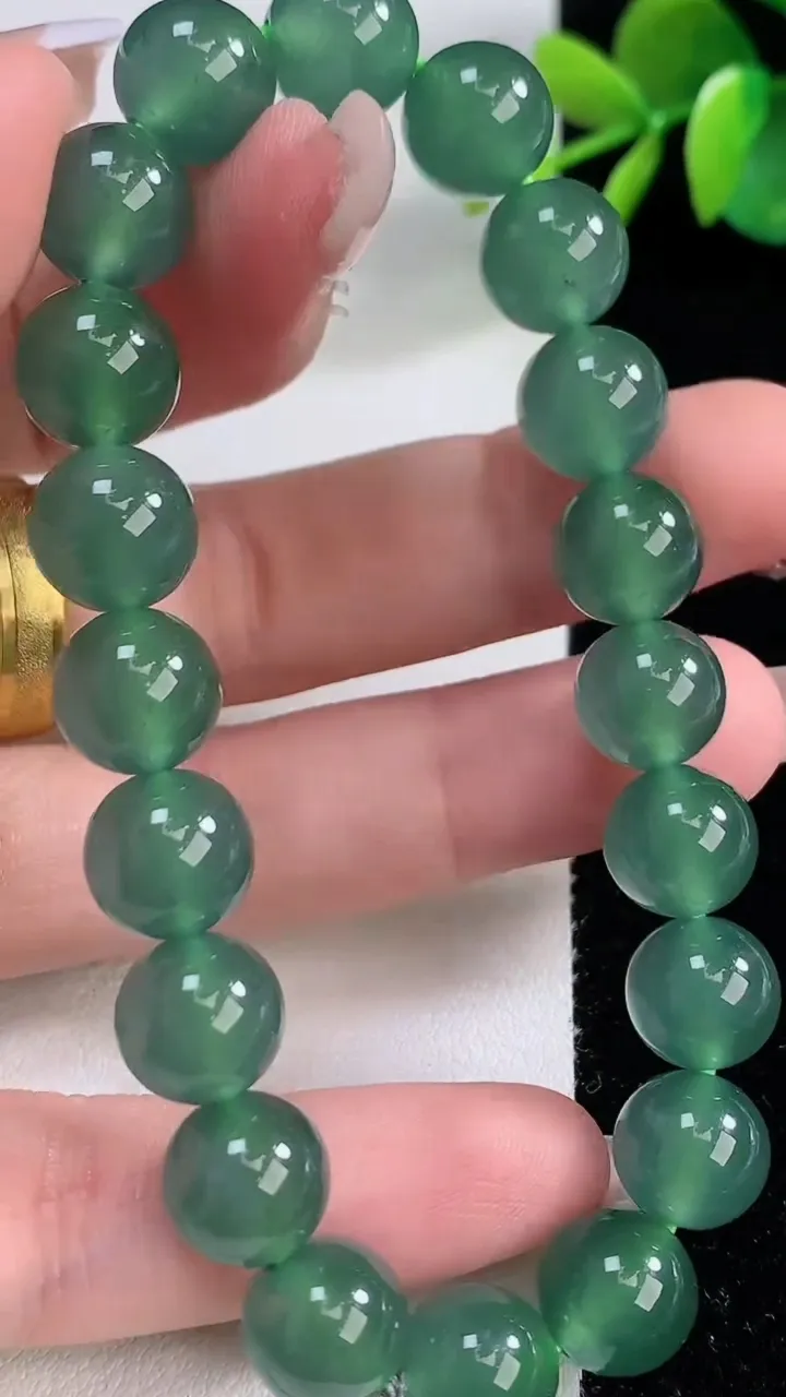 天然A货翡翠圆珠手串，尺寸9.6-20颗，重量:32.98g12月10日
工厂直销收藏佳品,种好水足