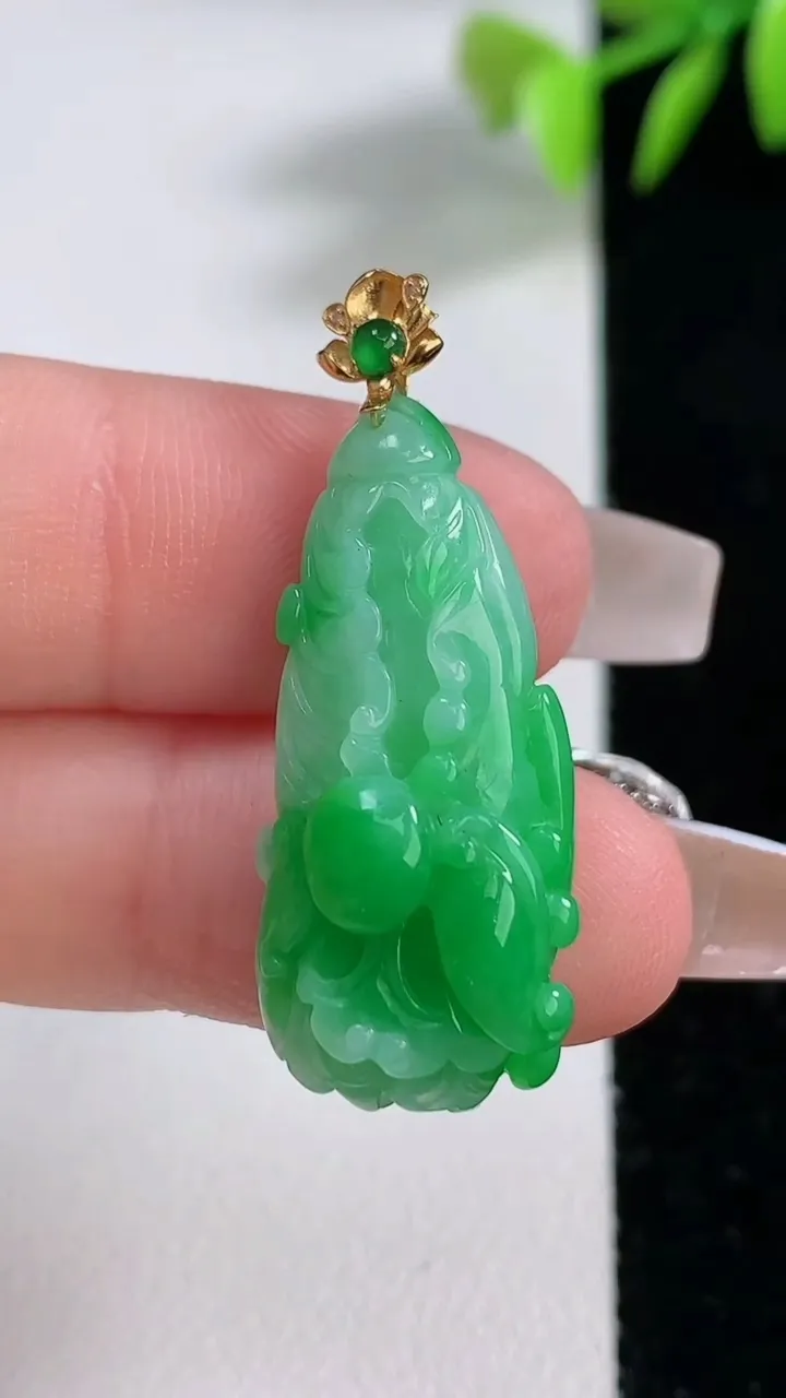 天然A货翡翠白菜吊坠，尺寸29.6-13.5-9.2，重量:4.83g
12月10日