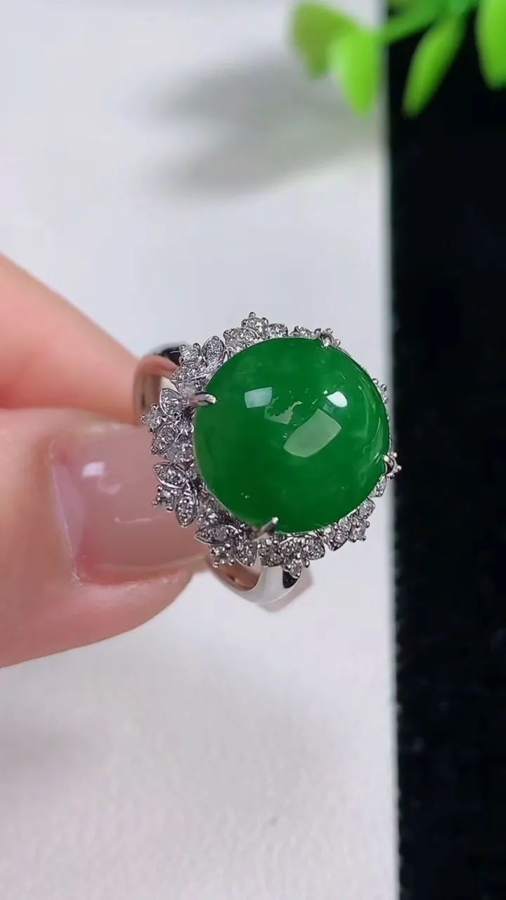 天然A货翡翠蛋面戒指，尺寸17.5-12.6-11.6-11.3，重量:4.52g2025年12月1