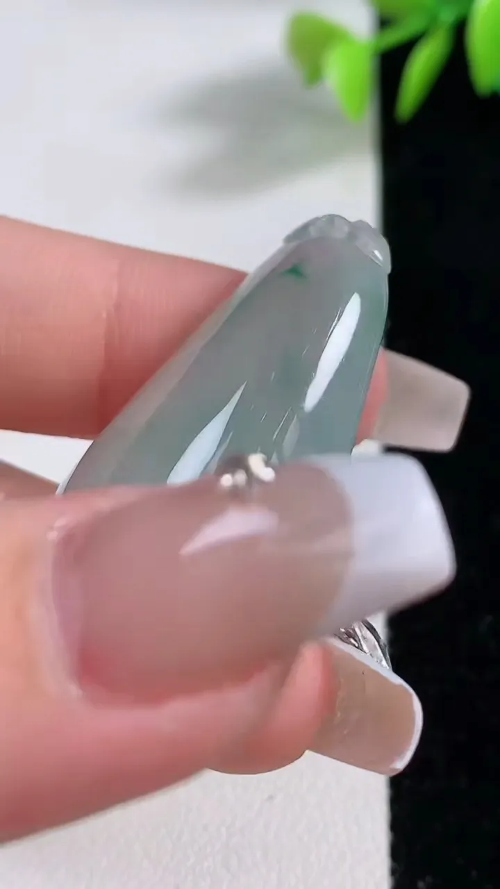 天然A货翡翠种飘花福瓜吊坠，尺寸43-21-9.7，重量:13.81g
12月10日