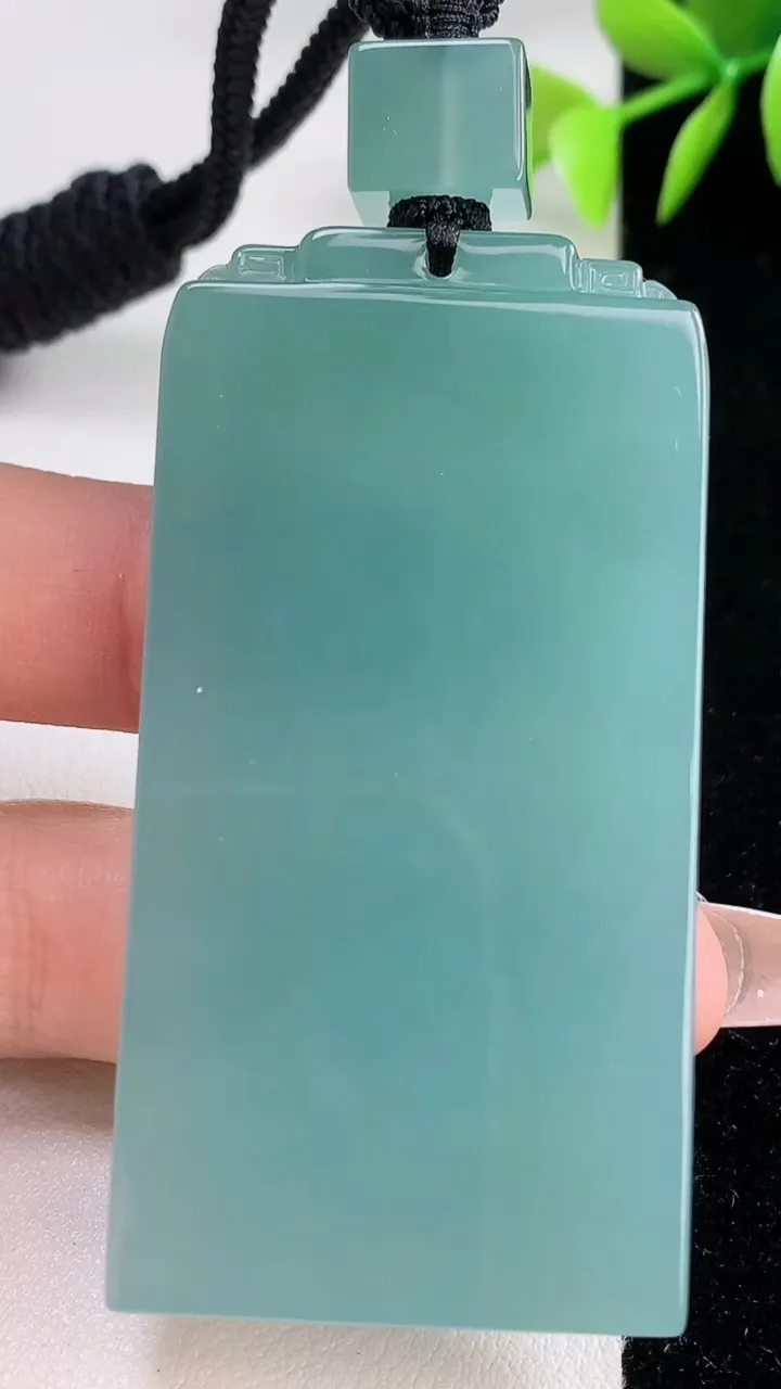 天然A货翡翠无事牌吊坠，尺寸61.2-31.2-8，重量:56.48g
12月10日