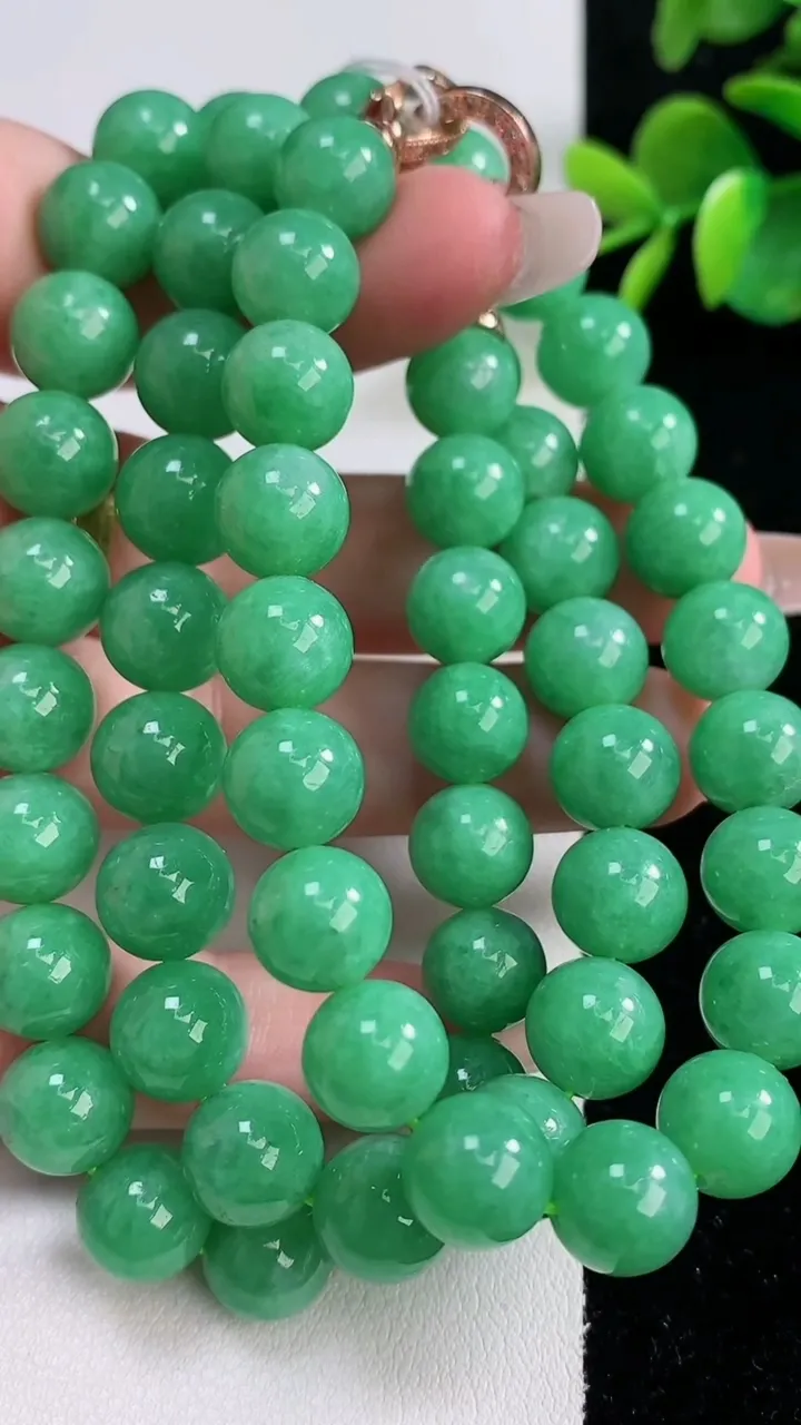 天然A货翡翠圆珠项链，尺寸9.7-61颗，重量:91.35g12月10日
工厂直销收藏佳品,种好水足，色泽均匀，有种有色，上手高大气！