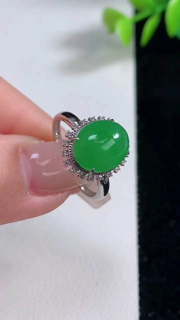 天然A货翡翠蛋面戒指，尺寸17.5-10.3-8.8-8，重量:2.81g2025年12月10日
工