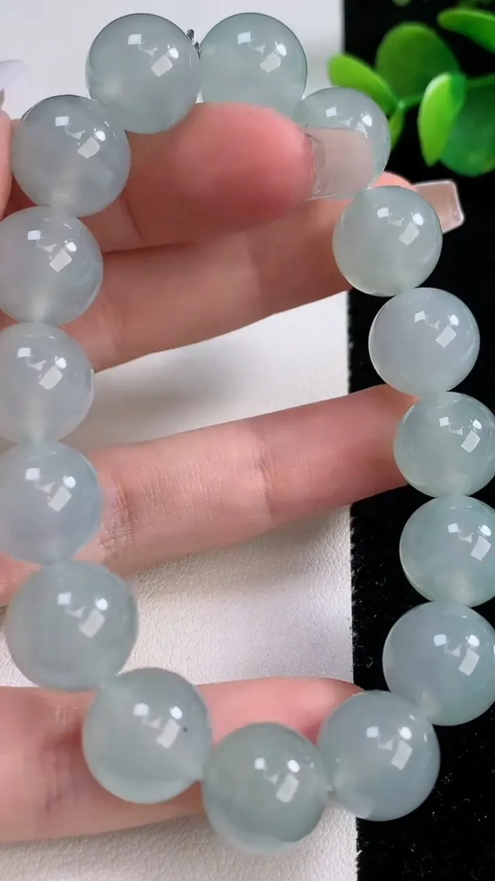天然A货翡翠种白冰圆珠手串，尺寸12.8-16颗，重量:56.47g12月10日
工厂直销收藏佳品,