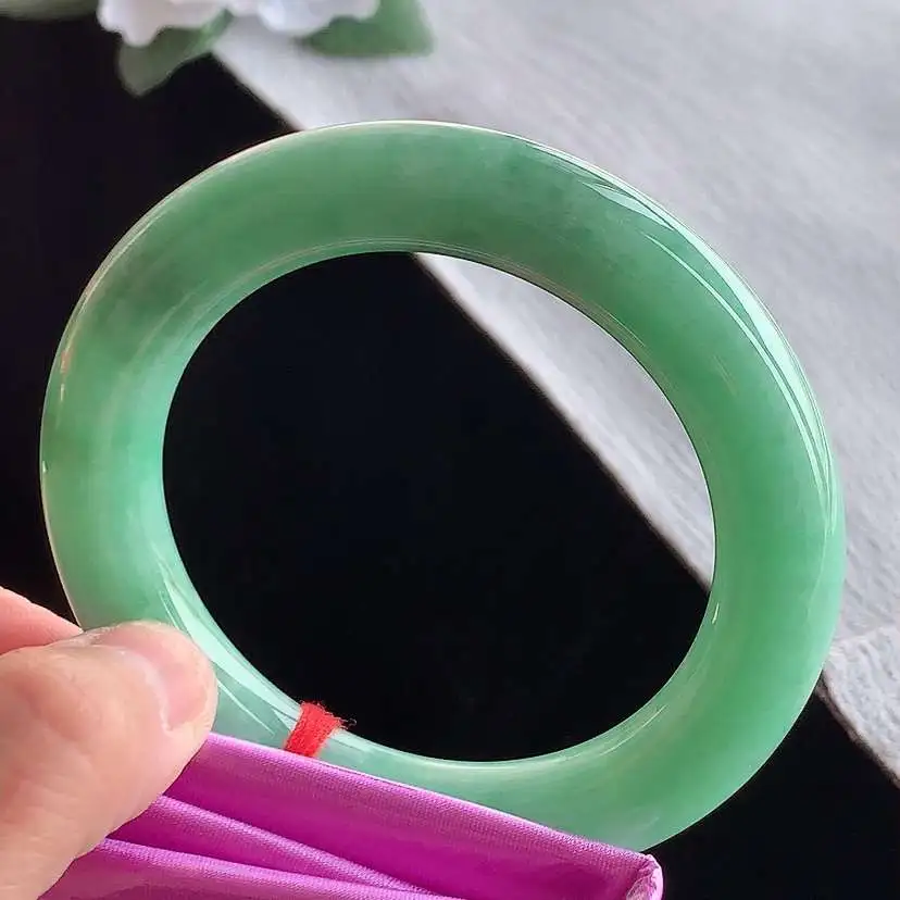 a货翡翠老坑冰润满绿胖圆条手镯55-56圈口，尺寸55.8×11.8mm 1209