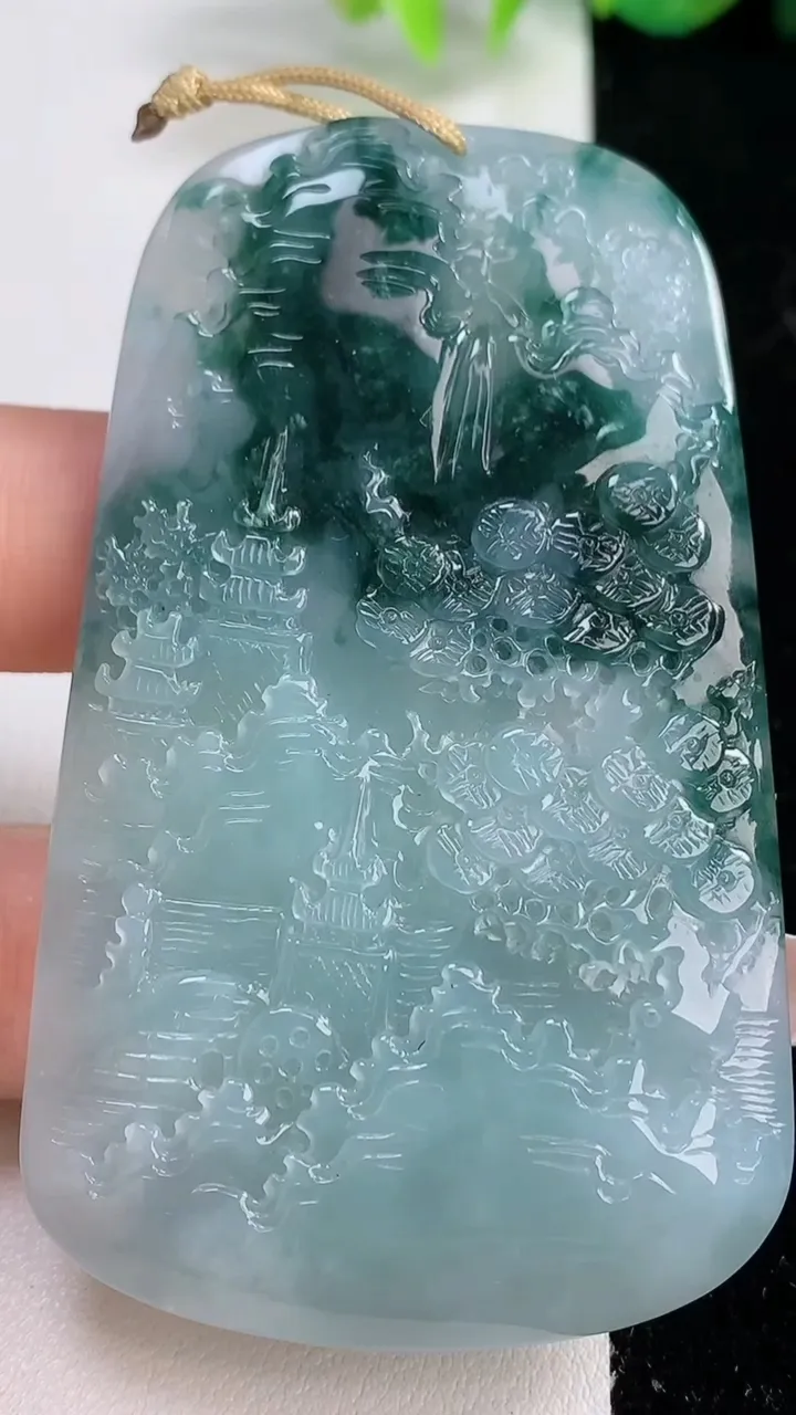 天然A货翡翠牌吊坠，尺寸69.2-41-5.8，重量:42.67g
12月10日