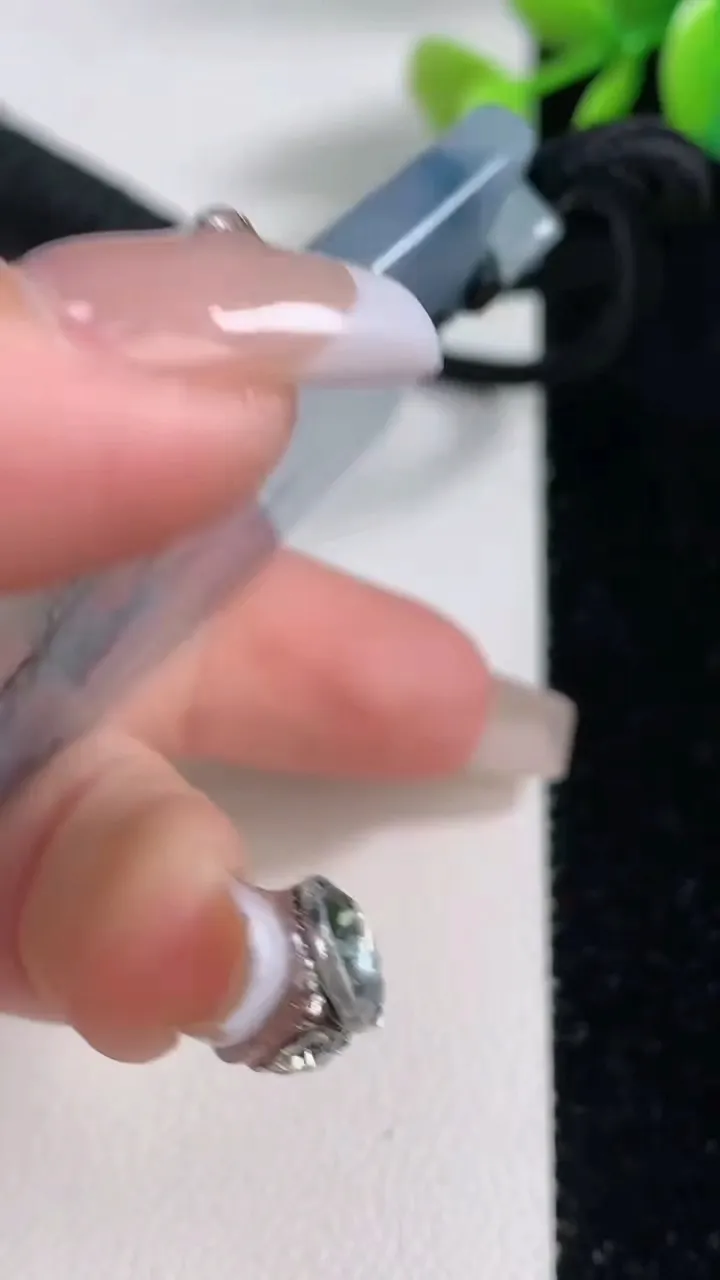 天然A货翡翠种紫罗兰飘花观音菩萨吊坠，尺寸66-38.4-5.5，重量:41.27g
12月10日