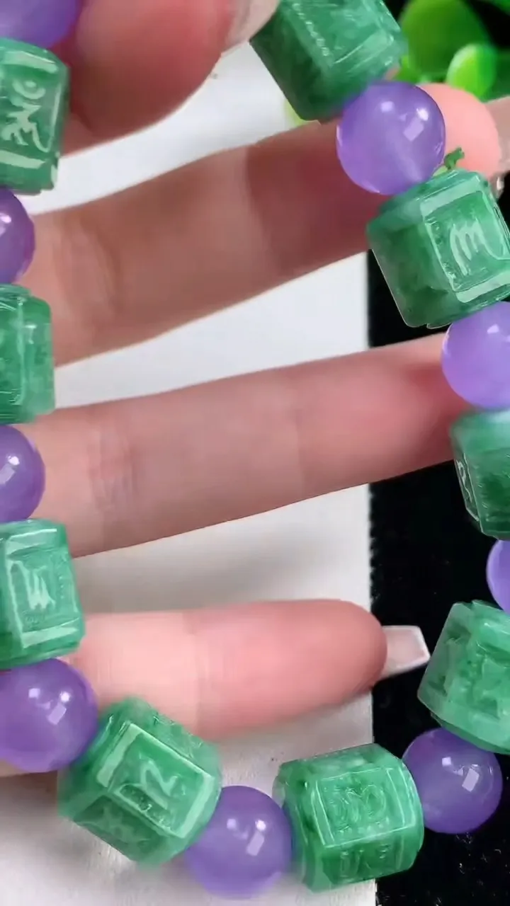 天然A货翡翠路路通手串，尺寸12.3-10.6-10颗，重量:50.00g12月10日
工厂直销收藏佳品,种好水足，色泽均匀，有种有色，上手高大气！