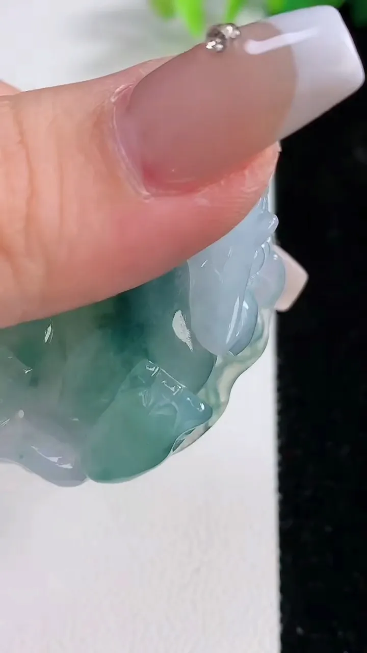 天然A货翡翠冰种飘花貔貅吊坠，尺寸42-23.2-11.2，重量:25.34g
12月10日