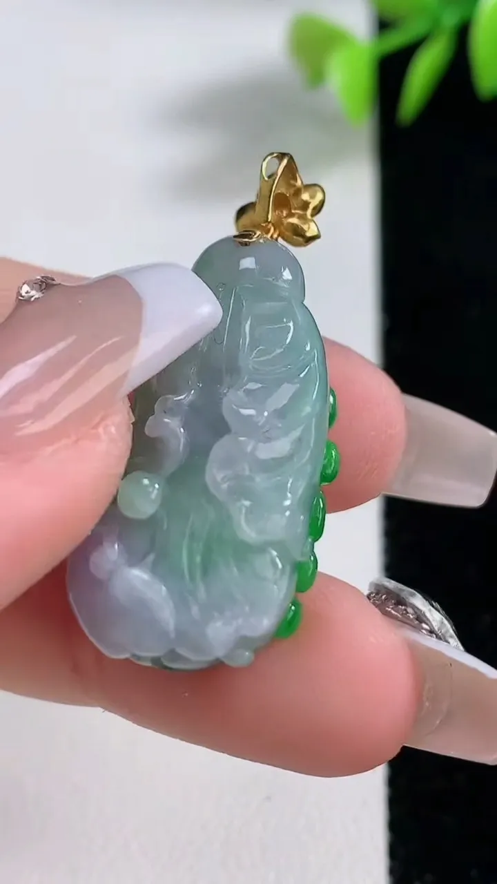 天然A货翡翠白菜吊坠，尺寸27.3-14.6-10.2，重量:8.52g
12月10日