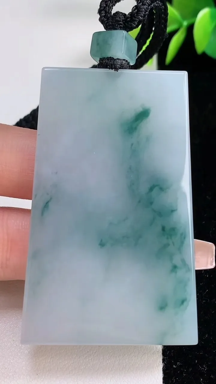 天然A货翡翠飘花无事牌吊坠，尺寸58-36.3-5.8，重量:43.38g
12月10日