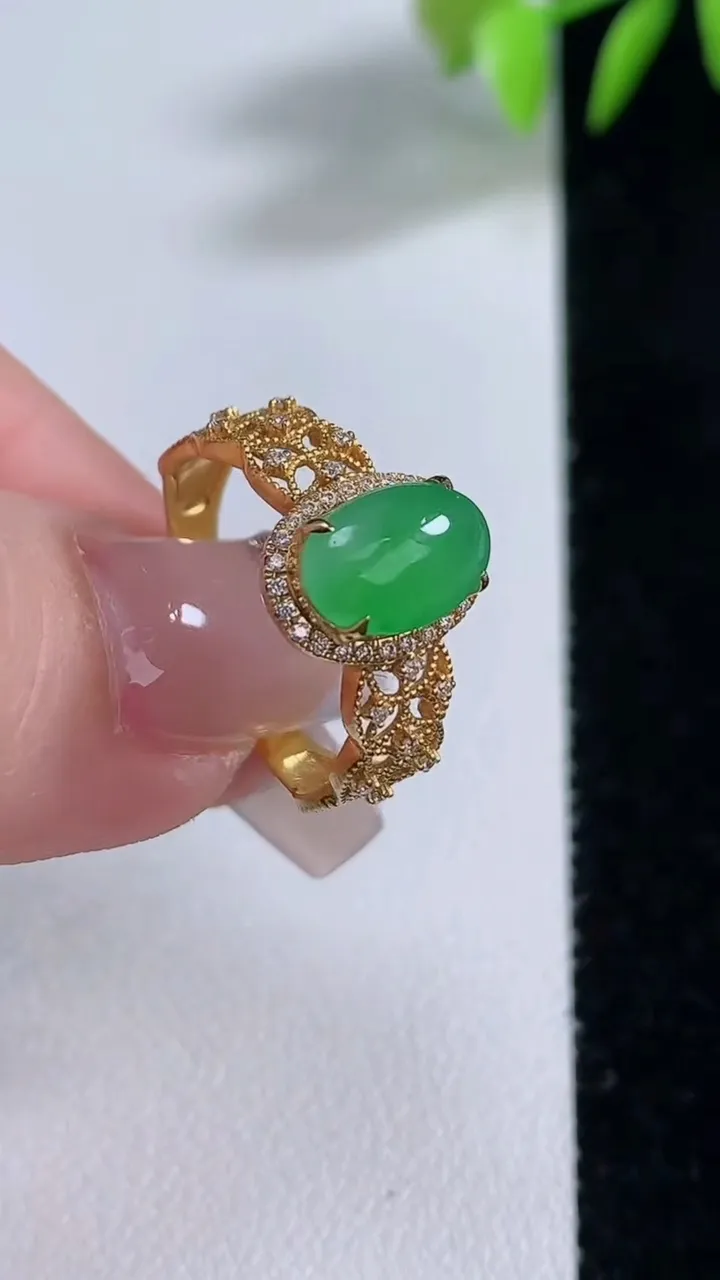 天然A货翡翠蛋面戒指，尺寸18-9.3-6.2，重量:2.37g2025年12月10日
工厂直销收藏佳品,种好水足，色泽均匀，有种有色，上手高大气！