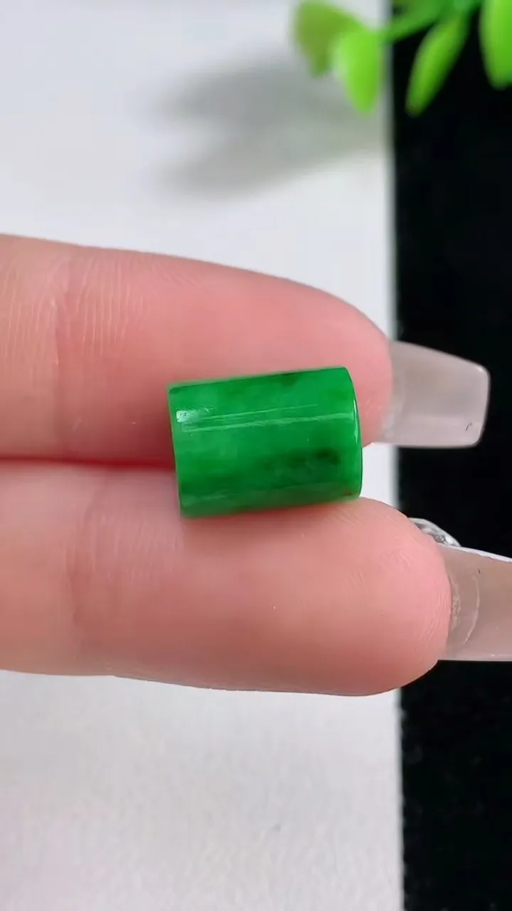 天然A货翡翠平安柱镶嵌件，尺寸11.5-8.7，重量:2.76g
12月10日