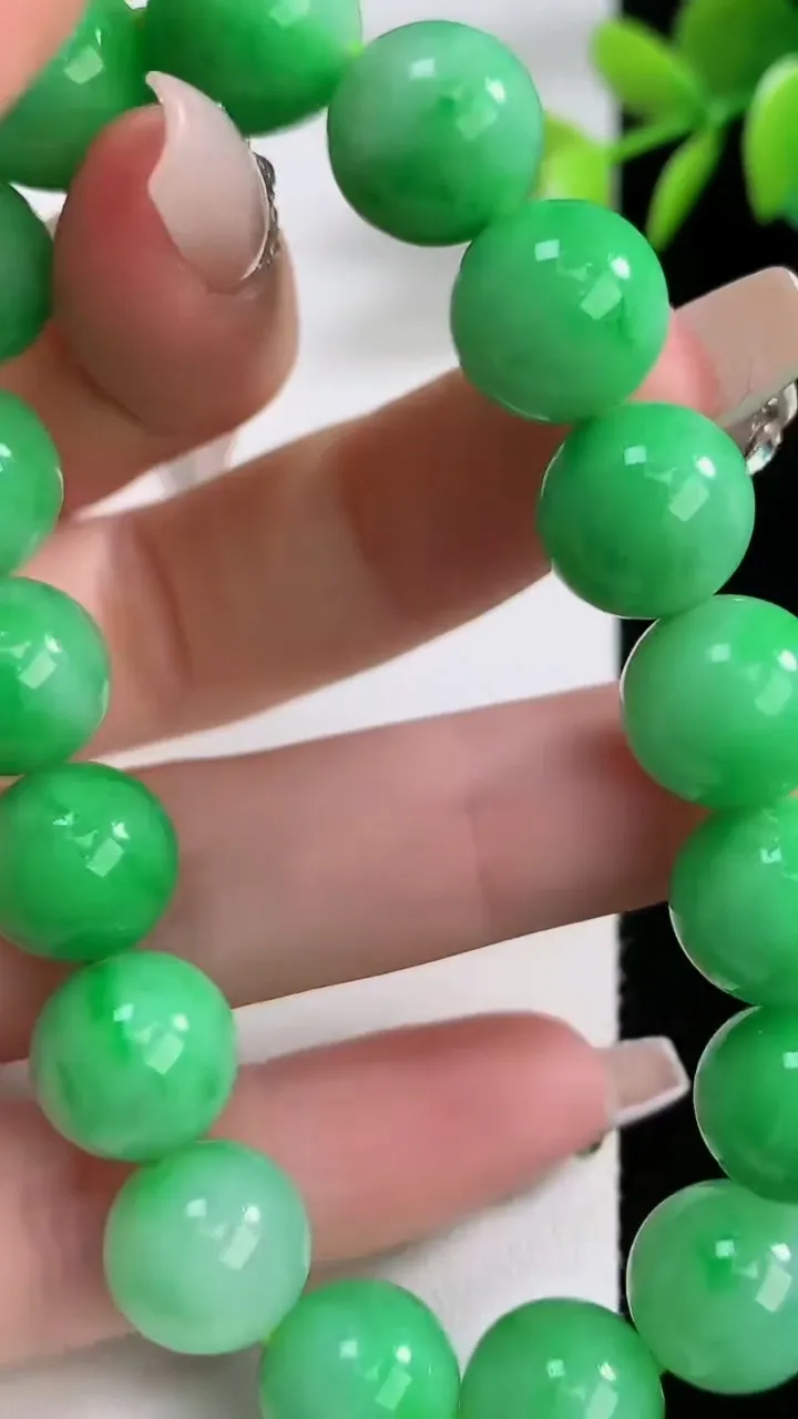 天然A货翡翠圆珠手串，尺寸11.2-17颗，重量:43.27g12月10日
工厂直销收藏佳品,种好水足，色泽均匀，有种有色，上手高大气！